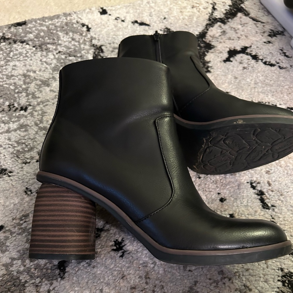 Korks womens boots. Size 7M. Side zip